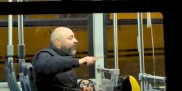 Donna accoltellata su autobus a Napoli: aggressore si toglie la vita in ospedale.