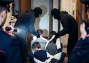 Casoria, Napoli: famiglia legata e picchiata brutalmente dai rapinatori.