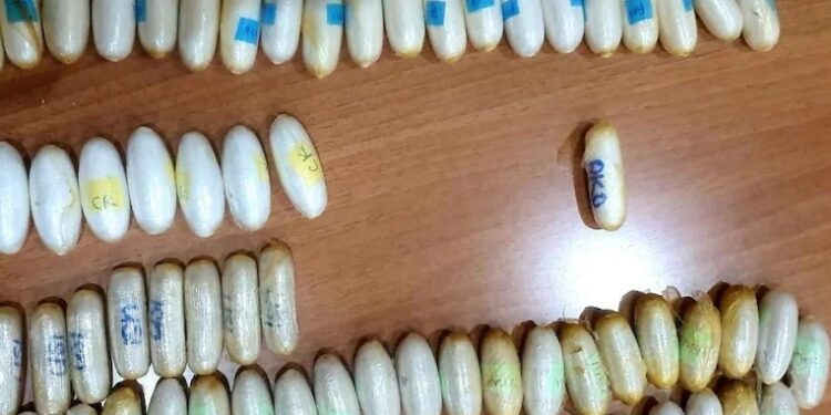 Napoli: arrestato corriere della droga, aveva ancora ovuli nello stomaco.