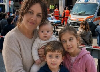 Catanzaro, donna lancia i tre figli dal terzo piano e poi si butta.