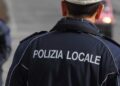 Napoli: 30enne tunisimo, rapina coppia di turisti, rimasto ferito un uomo e due agenti della polizia locale.