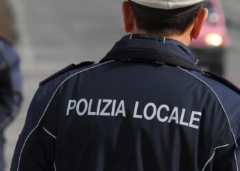 Napoli: 30enne tunisimo, rapina coppia di turisti, rimasto ferito un uomo e due agenti della polizia locale.