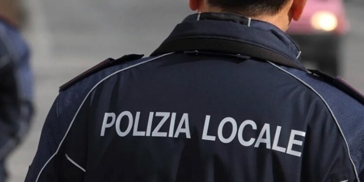 Napoli: 30enne tunisimo, rapina coppia di turisti, rimasto ferito un uomo e due agenti della polizia locale.