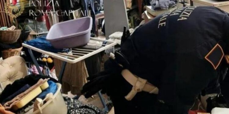 Roma: Neonato trovato tra rifiuti e droga, salvato in un appartamento.