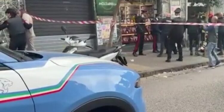Vomero, Napoli: rapina in banca con ostaggi, trattative in corso con i rapinatori barricati all’interno.