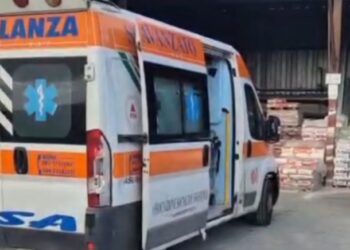 Varcaturo: ambulanza del 118 dell’ asl napoli 3 usata per  il trasporto di materiale edilizio.