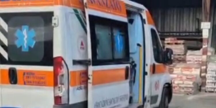 Varcaturo: ambulanza del 118 dell’ asl napoli 3 usata per  il trasporto di materiale edilizio.