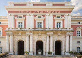 Napoli: paziente si lancia dal terzo piano del reparto Grandi ustionati del Cardarelli.