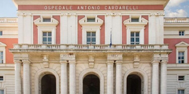 Napoli: paziente si lancia dal terzo piano del reparto Grandi ustionati del Cardarelli.