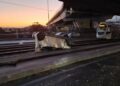 Napoli: auto si ribalta sui binari del tram.