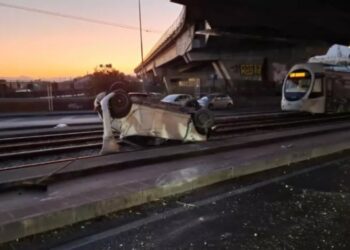Napoli: auto si ribalta sui binari del tram.
