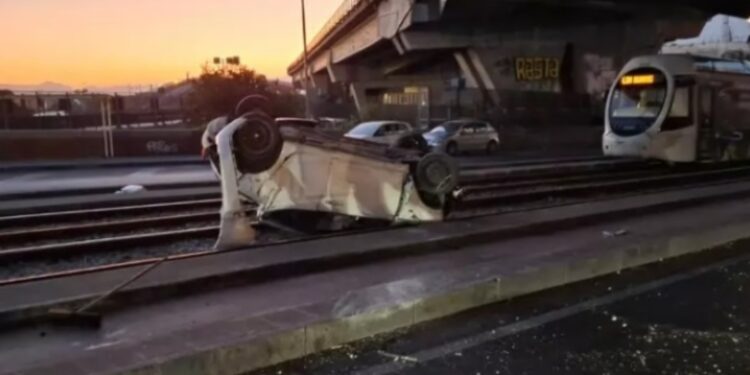 Napoli: auto si ribalta sui binari del tram.