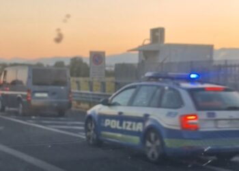 Ercolano: auto contromano su strada cittadina e poi a zig zag in autostrada, intervento della Stradale.