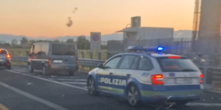 Ercolano: auto contromano su strada cittadina e poi a zig zag in autostrada, intervento della Stradale.