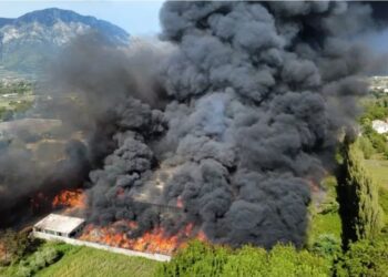 Incendio rifiuti nel Beneventano, tempi lunghi per spegnere i focolai.