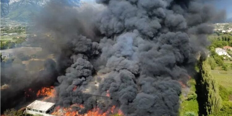 Incendio rifiuti nel Beneventano, tempi lunghi per spegnere i focolai.